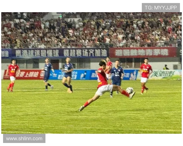 矮个子足球球星逆袭绿茵场谱写传奇故事震撼全球球迷心灵