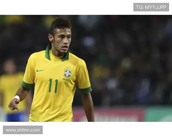 黄衣球星风采展现 球场上的闪亮之星与精彩瞬间